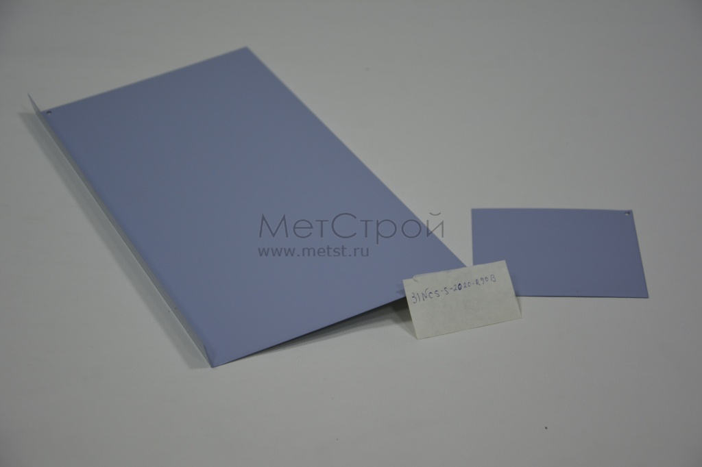 Металлический доборный элемент, окрашенный 
в цвет NCS S 2020 R90B очень светлый синий