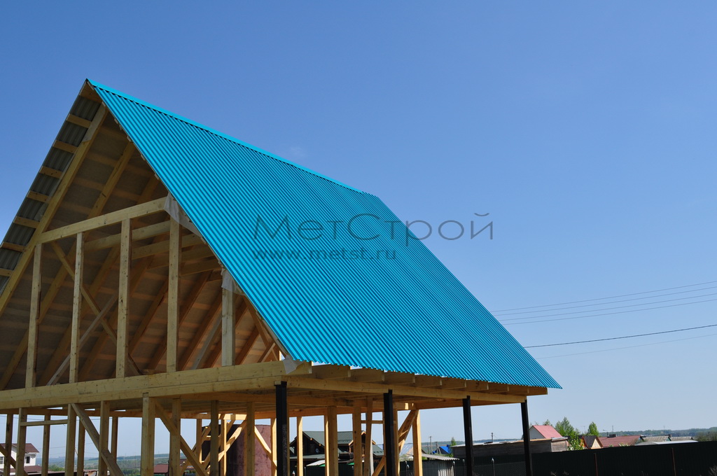 Крыша из профнастила С21 с покрытием цвета 
бирюзовой волны — RAL 5021
