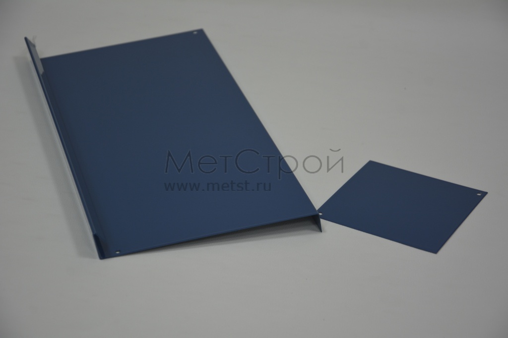 Доборный элемент из оцинкованной стали 
с полимерным покрытием цвета RAL 5009 лазурно-синий