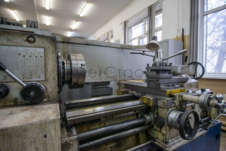 Обработка металлических деталей на универсальном токарном станке Proma SPF-1500PH, диаметр обработки над станиной до 460 мм, расстояние между цент