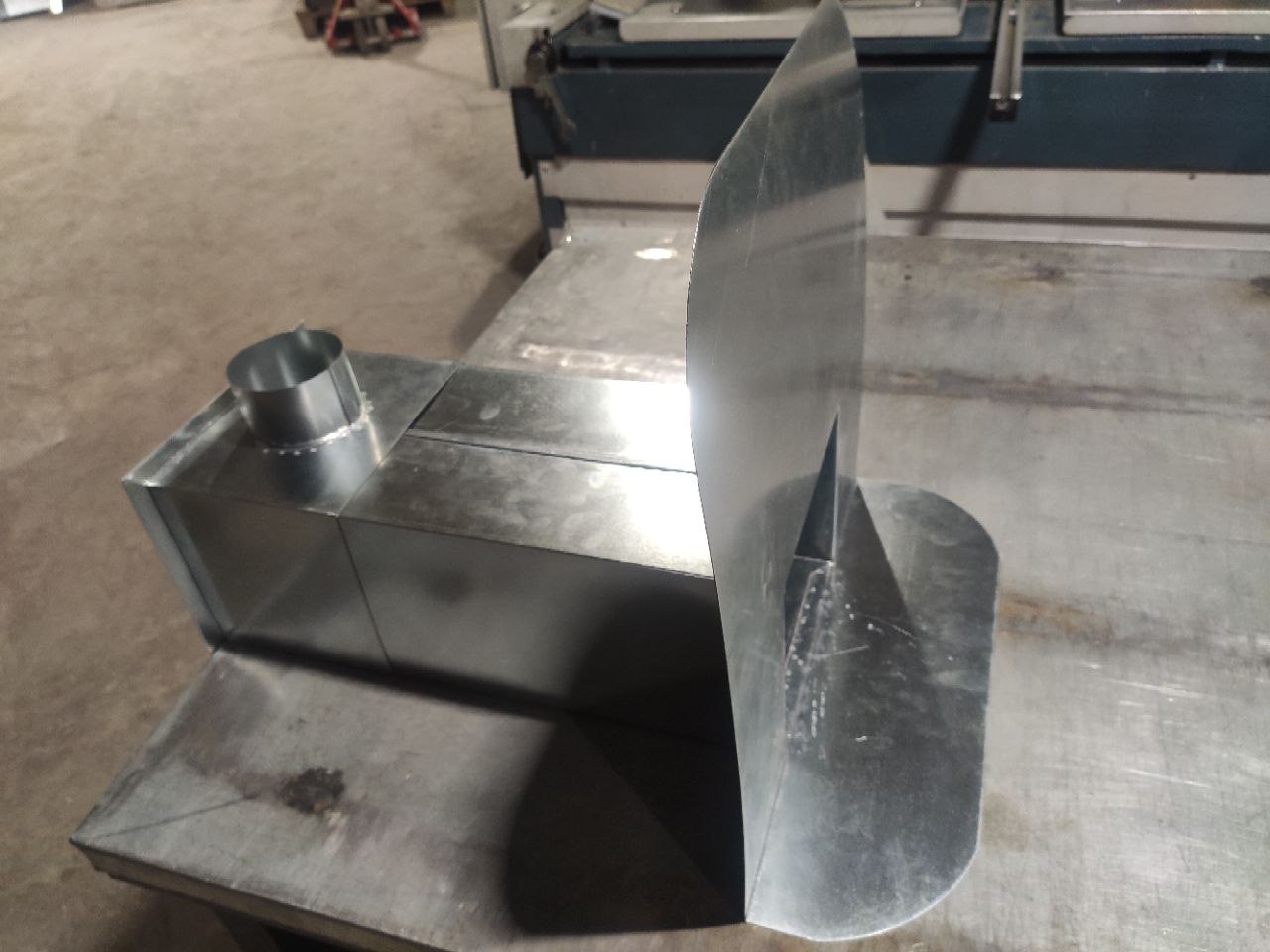 Парапетная воронка толщиной металла 0.5 мм с выходом на трубу диаметром 100 мм