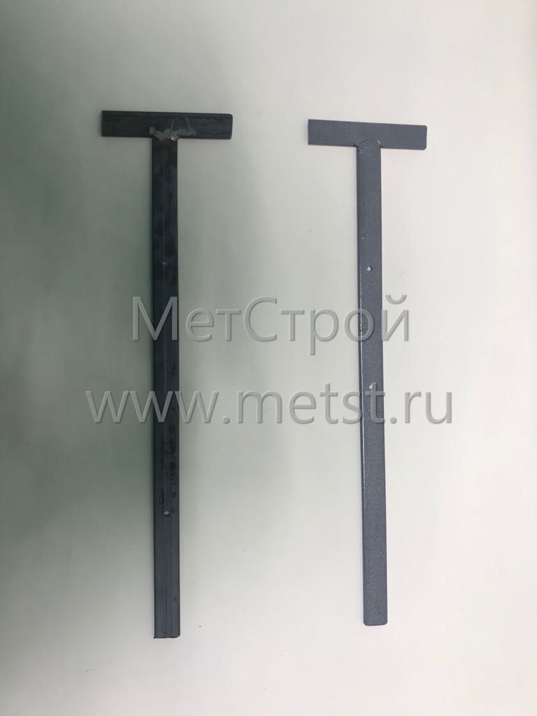 Горячекатанный костыль т-образный, размеры 100х400 мм. Порошковая покраска, полоса 20х4 мм