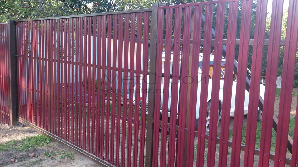 Забор из металлического штакетника цвета 
RAL 3005 (красное вино)