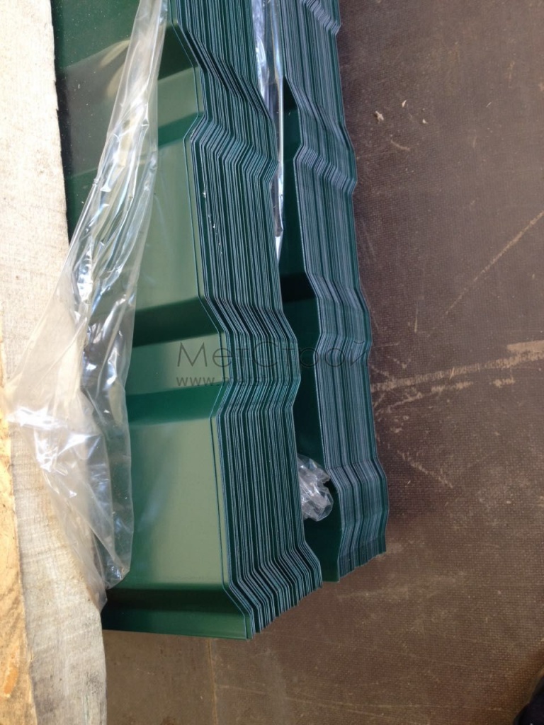 Оцинкованный профлист С10 с покрытием цвета 
RAL 6005 темно-зеленый. Упакован для доставки 
клиенту.