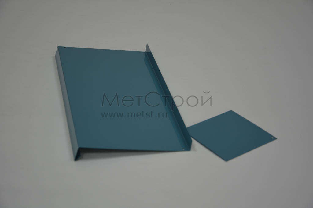 Доборный элемент из оцинкованной стали 
с полимерным покрытием цвета RAL 5018 бирюзово-синий