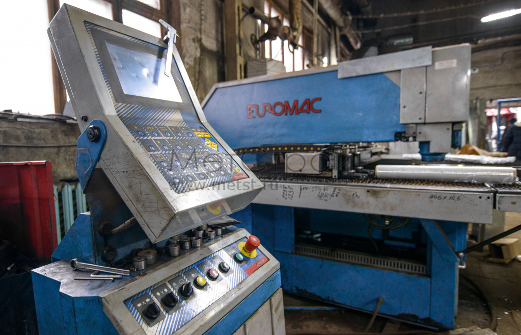 Координатно-пробивной пресс Euromac CX 100030 для изготовления деталей на заказ — обработки металла толщиной 0.5-6 мм, размером до 1050×1250 мм — пробивки и высечки отверстий под любым углом, до 300 уд./мин. (3)