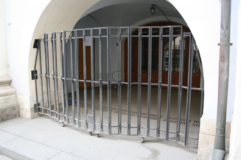 Раздвижные ворота из квадратной профильной 
трубы с порошковым покрытием цвета RAL 9005 
черный муар (матовый)