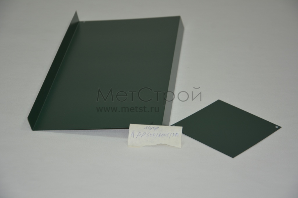 Доборный элемент из оцинкованной стали 
цвета RAL 6005 Зеленый мох (темно-зеленый) муар