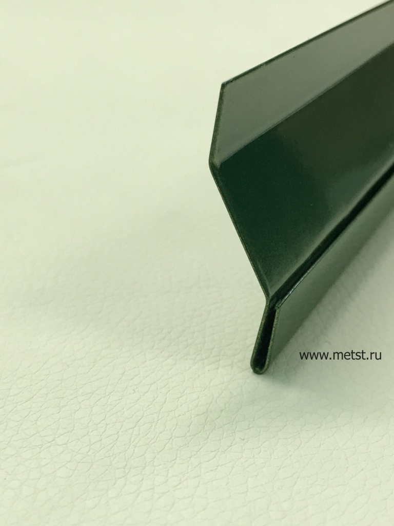 Планка начальная для металлосайдинга оцинкованная с полимерным покрытием длиной 2 метра, окрашена в перламутрово-зеленый RAL 6035