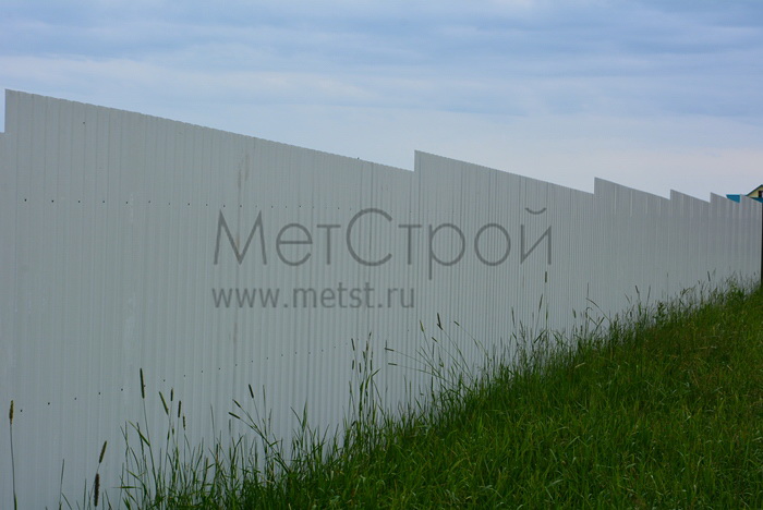 Забор из профнастила с полимерным покрытием (RAL 9003, Сигнальный белый).