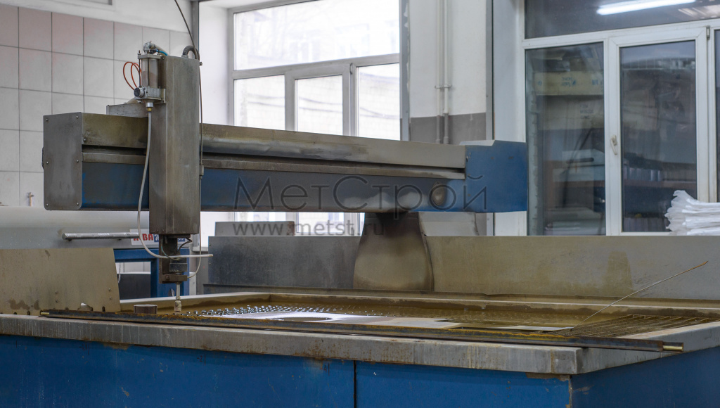 Гидроабразивный станок с рабочей зоной 1500×3000 мм для фрезерной обработки изделий из металла (2)