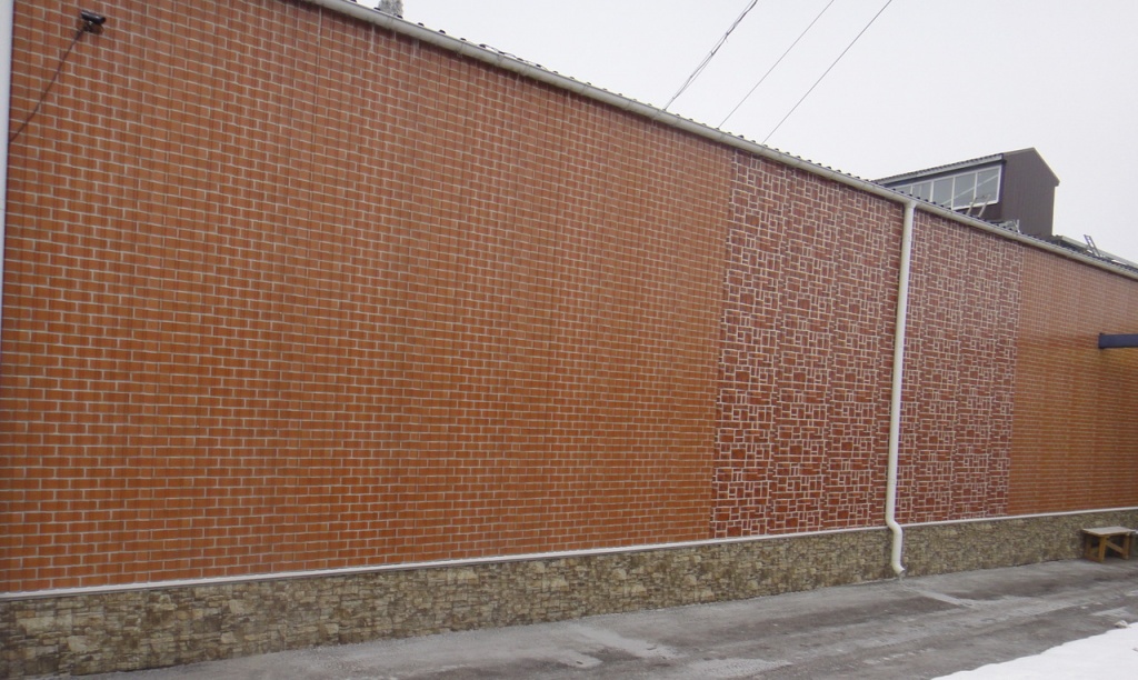 Забор из профнастила с покрытием Printech двух 
видов - Rustic Brick красный кирпич и Red Brick жженый 
кирпич
