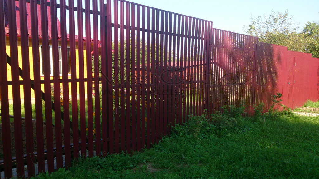 Забор из евроштакетника цвета RAL 3005