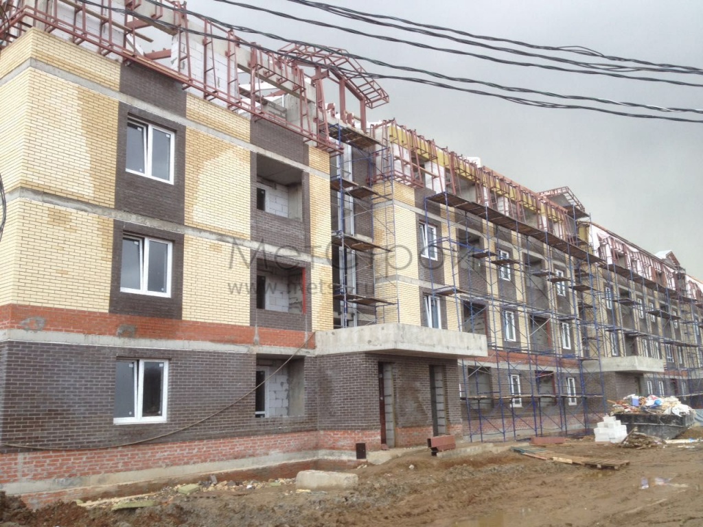 Объект загородного строительства в г. Королев, Московская область. Установлен прямоугольный водосток из оцинкованной стали 0.5×102×76 мм цвета RAL 8025 (светло-коричневый) (2)