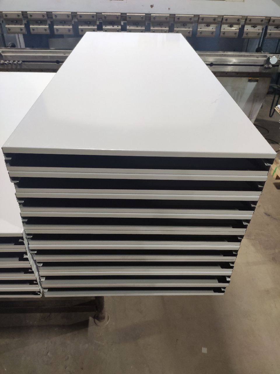 Потолочные панели толщиной металла 0.7 мм, 
PE RAL 9003, размеры 1220 х 500 (фото 1)