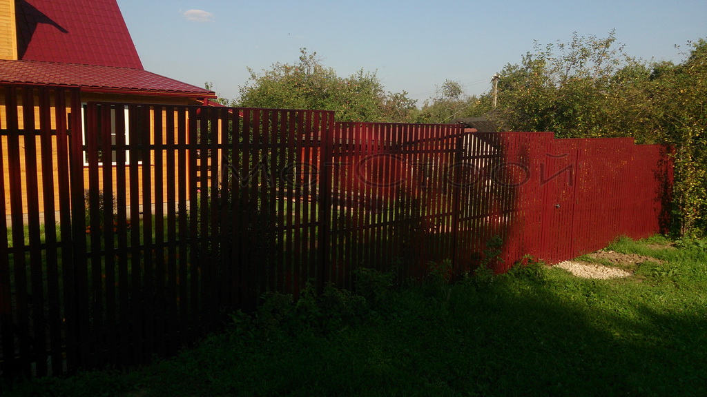 Забор из евроштакетника вишневого цвета RAL 3005