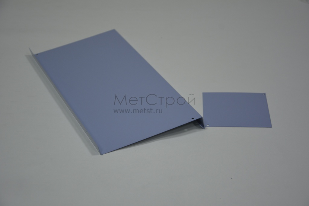 Доборный элемент из оцинкованной стали с полимерным покрытием цвета NCS S 2020 R90B очень светлый синий