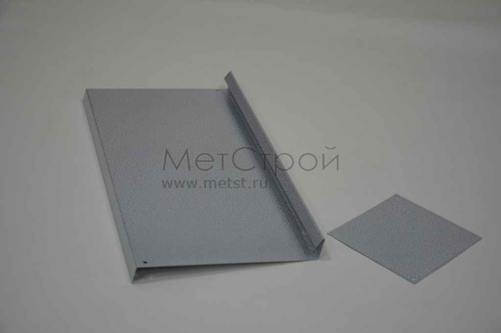Доборный элемент из оцинкованной стали с полимерным покрытием цвета BH2T90W002 серебро на белом (антик) (Micropul)