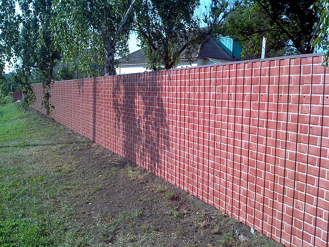 Забор из профнастила с покрытием Printech Rustic 
Brick жженый кирпич, имитирующим кирпичную 
кладку