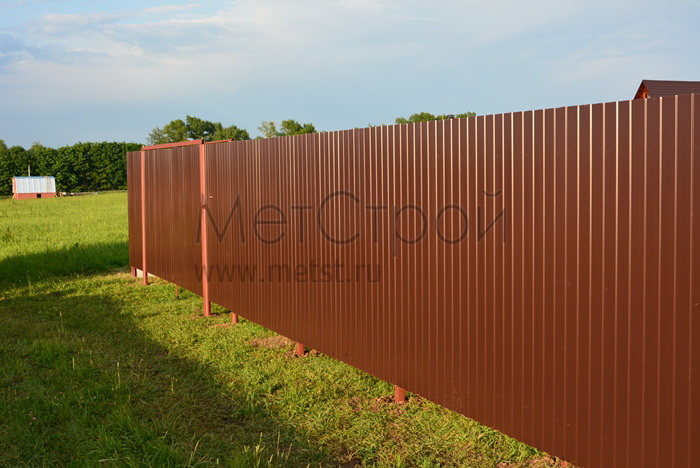 Забор из окрашенного профлиста шоколадного 
цвета — RAL 8017