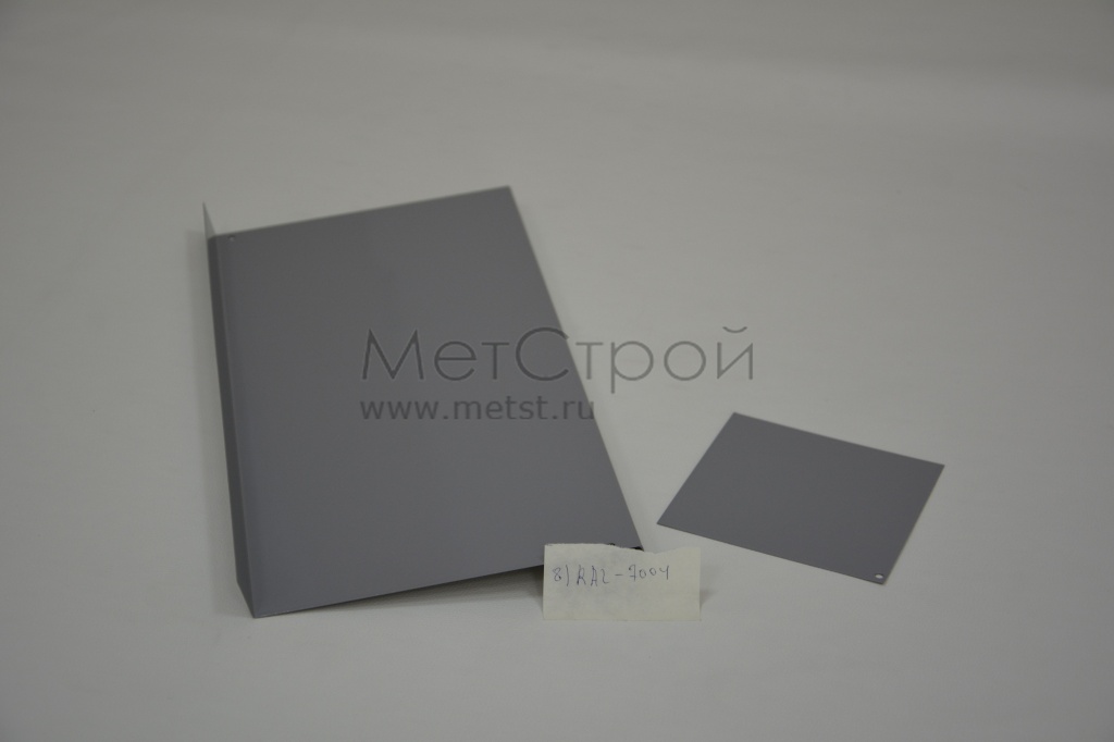 Доборный элемент из оцинкованной стали 
с полимерным покрытием цвета RAL 7004 сигнальный 
серый (2)