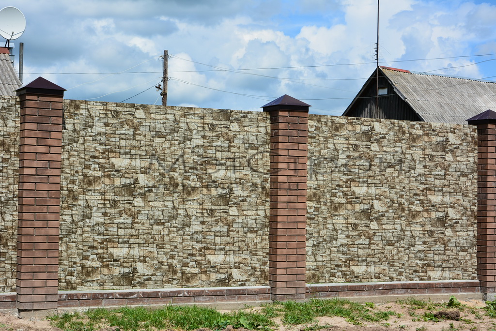 Забор из профнастила с покрытием принтек 
Finestone под камень