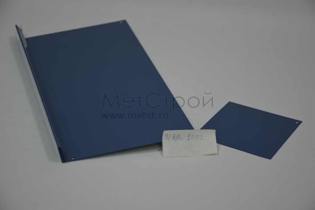 Доборный элемент из оцинкованной стали 
с полимерным покрытием цвета RAL 5009 лазурно-синий 
(2)