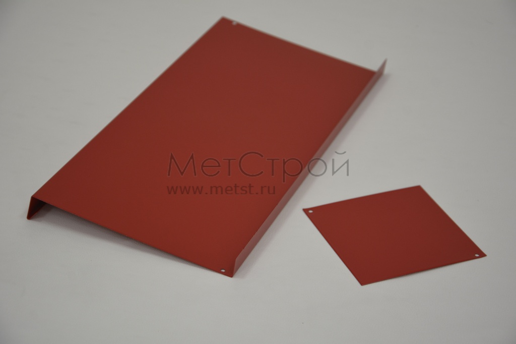 Доборный элемент из оцинкованной стали 
с полимерным покрытием цвета RAL 3020 насыщенный 
красный