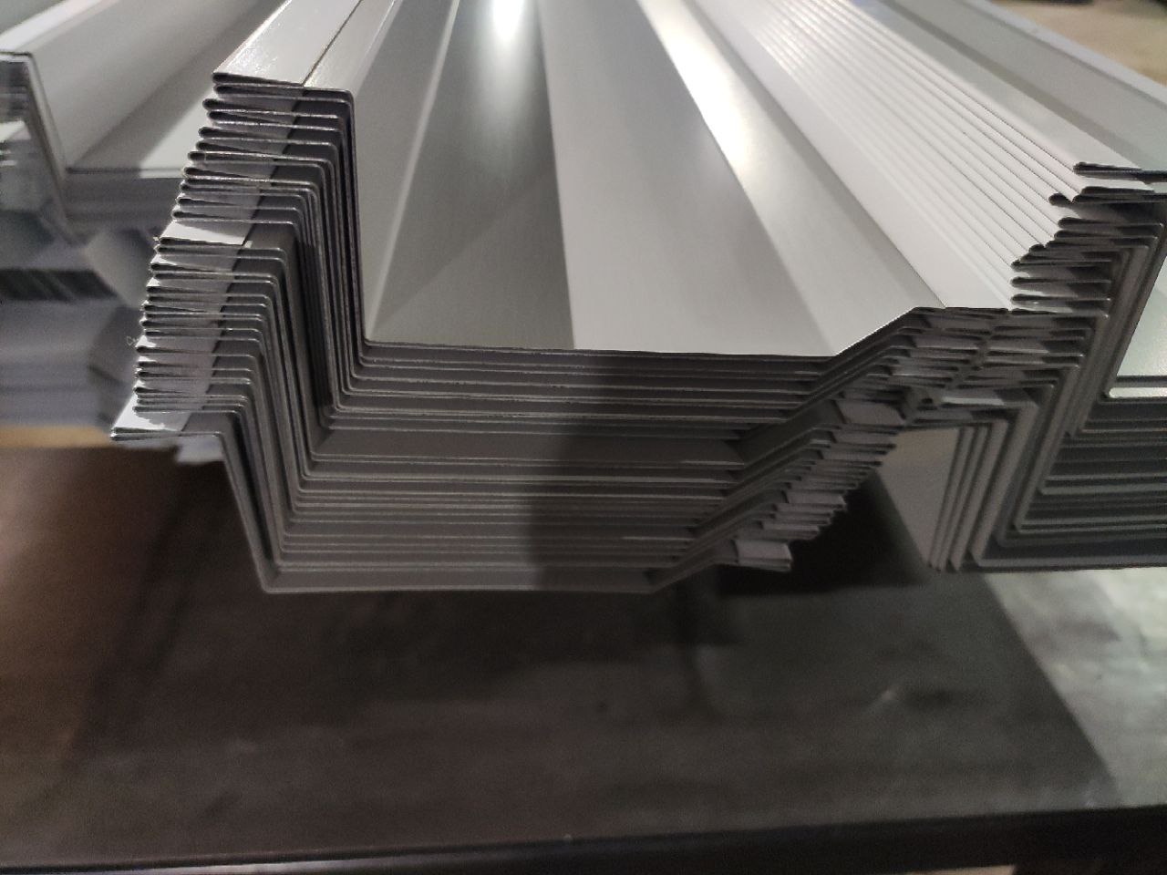 Планка ветровая торцевая толщиной металла 
0.7 мм, длиной 2500 мм, PE RAL 9003