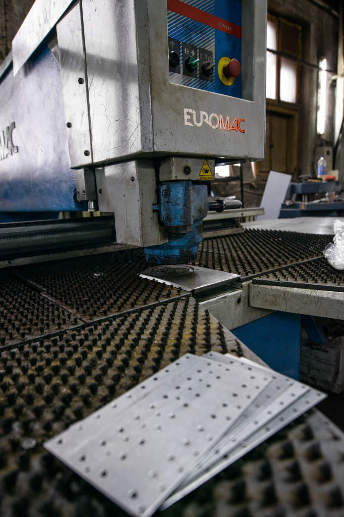 Координатно-пробивной пресс Euromac CX 100030 для изготовления деталей на заказ — обработки металла толщиной 0.5-6 мм, размером до 1050×1250 мм — пробивки и высечки отверстий под любым углом, до 300 уд./мин. (4)