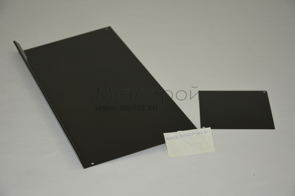 Доборный элемент из оцинкованной стали 
с покрытием цвета RAL 9005 Черный металлик 
(ПК РЕ 9005 GS01 RAL 9005) (2)
