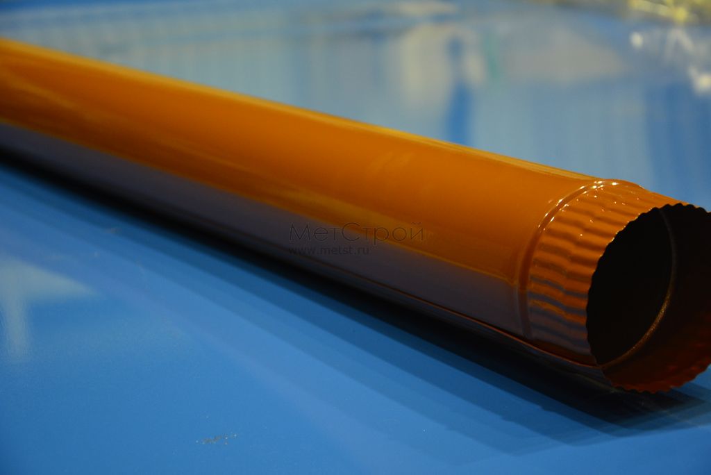 Труба водосточной системы из оцинкованной 
стали с полимерным покрытием цвета RAL 8002 
(сигнальный коричневый)