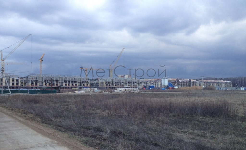 Объект загородного строительства в г. Королев, Московская область. Установлен прямоугольный водосток из оцинкованной стали 0.5×102×76 мм цвета RAL 8025 (светло-коричневый) (3)