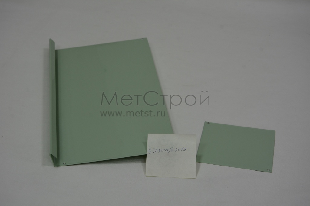 Доборный элемент из оцинкованной стали, 
окрашенный в цвет RAL 6019 Зеленая пастель 
(2)