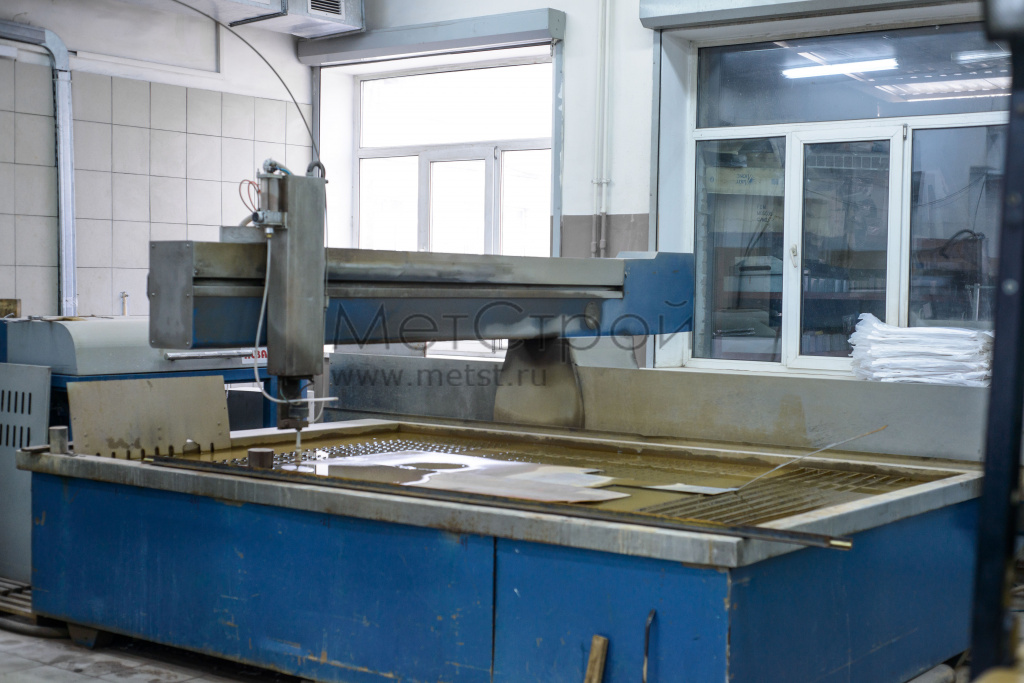 Гидроабразивный станок с рабочей зоной 1500×3000 мм для фрезерной обработки изделий из металла