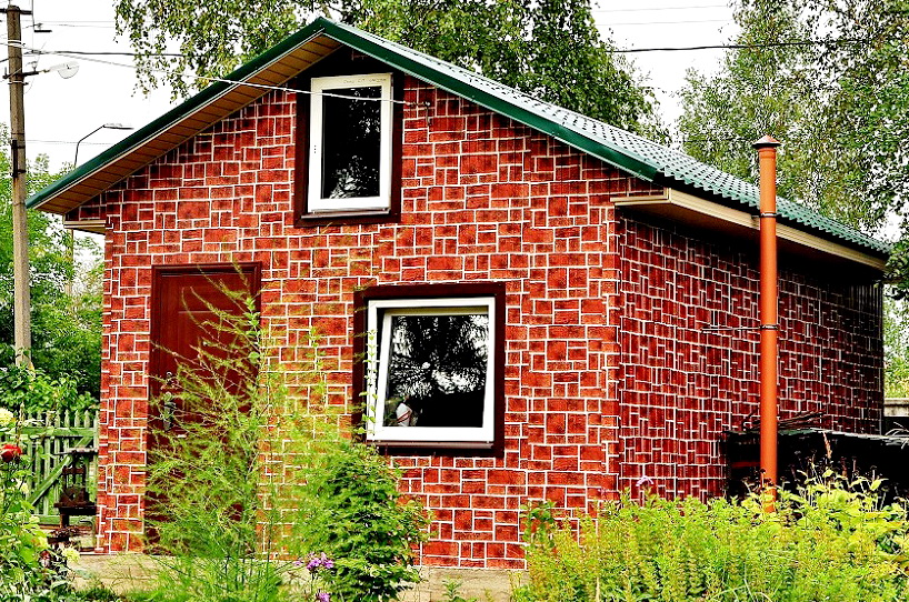 Загородный дом, обшитый металлическим 
сайдингом с покрытием printech Rustic Brick, имитирующим кладку из обожженного кирпича