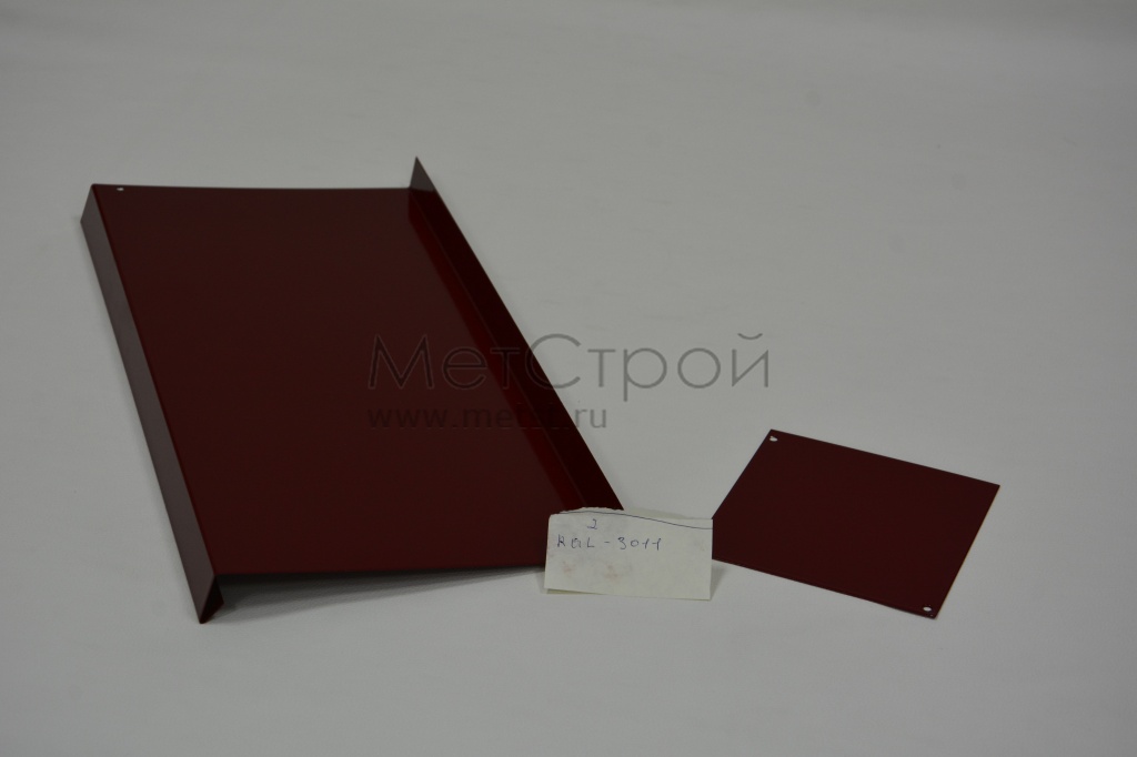 Доборный элемент из оцинкованной стали 
с полимерным покрытием цвета RAL 3011 коричнево-красный 
(терракотовый) (2)