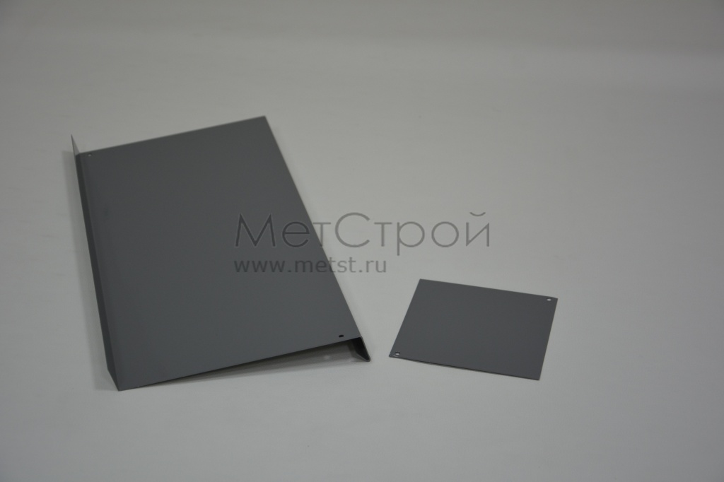 Доборный элемент из оцинкованной стали 
с полимерным покрытием цвета RAL 7037 пыльный 
серый