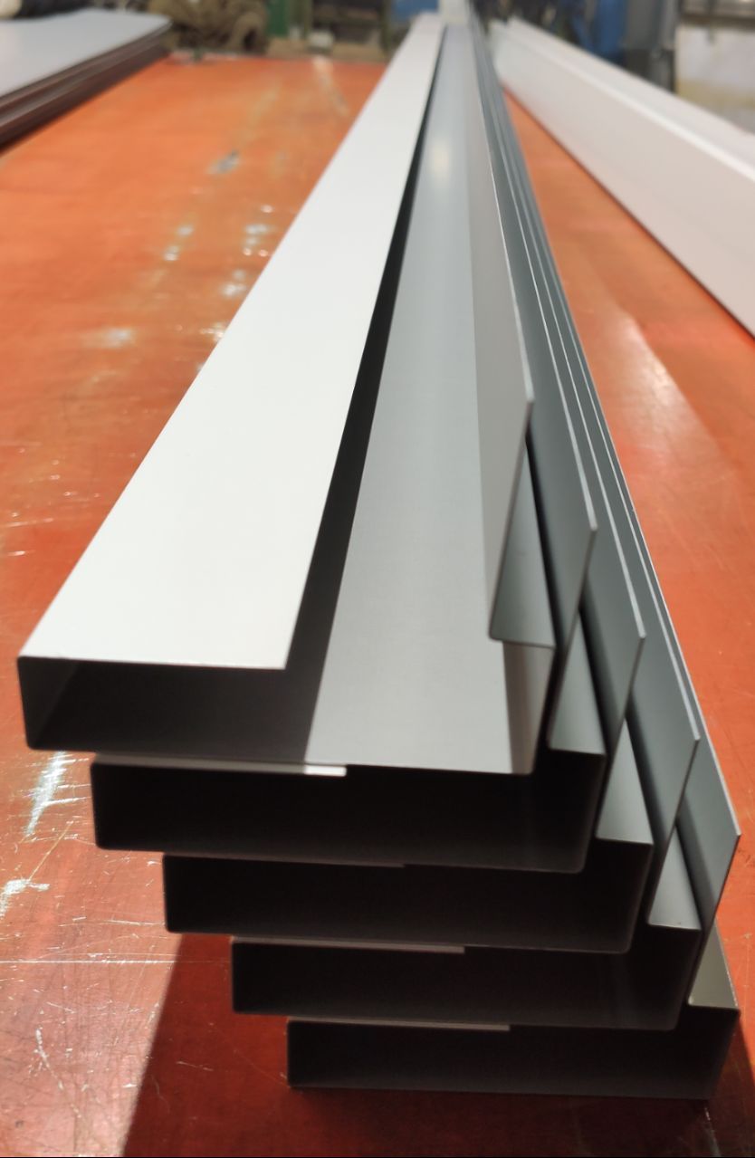 Планки по индивидуальному заказу клиента 
длиной 2500 мм, толщиной металла 0.5 мм, PE RAL 
9003