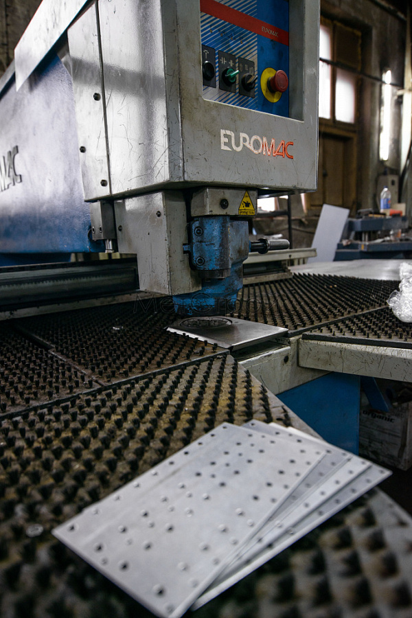 Координатно-пробивной пресс Euromac CX 100030 для изготовления изделий из металлического листа толщиной 0.5-6 мм, размером до 1050×1250 мм — для пробивки и высечки отверстий под любым углом, до 300 уд./мин. (4)