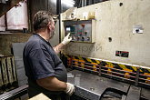 Панель управления гильотинных ножниц, применяемых для изготовления изделий из металла