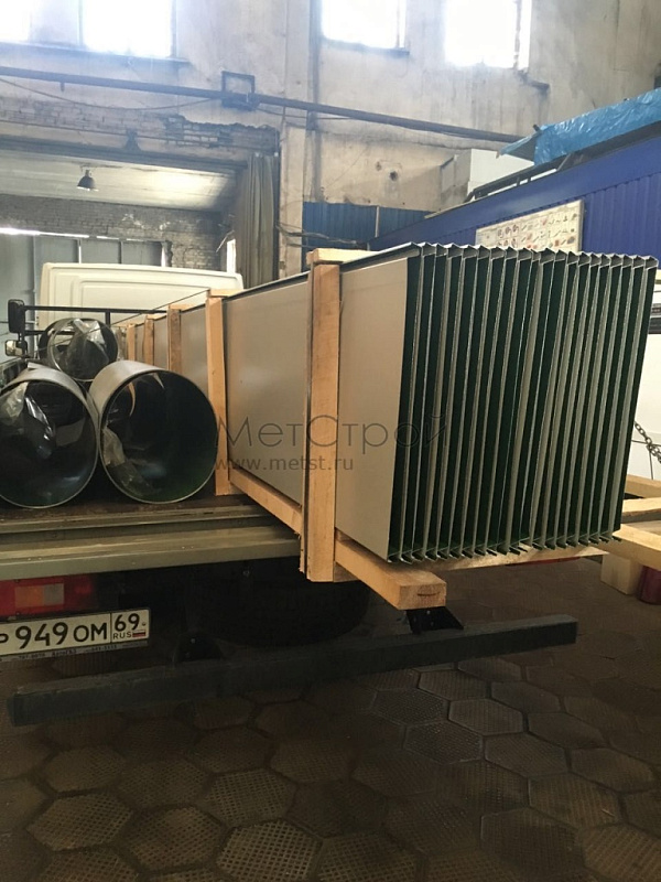 Отмотки от рулона и металлокассеты цвета RAL 6002 зеленый лист — погрузка в машину для доставки
