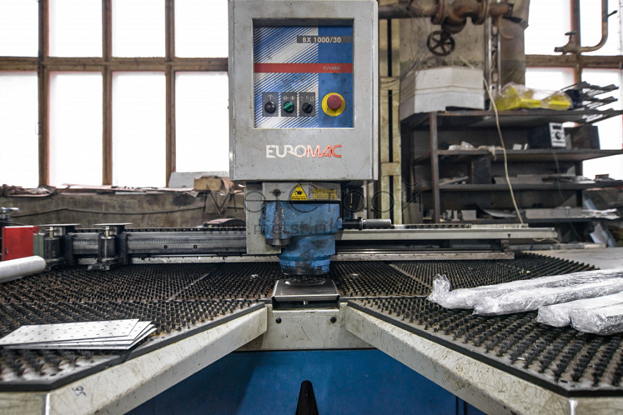 Координатно-пробивной пресс Euromac CX 100030 для изготовления деталей на заказ — обработки металла толщиной 0.5-6 мм, размером до 1050×1250 мм — пробивки и высечки отверстий под любым углом, до 300 уд./мин.
