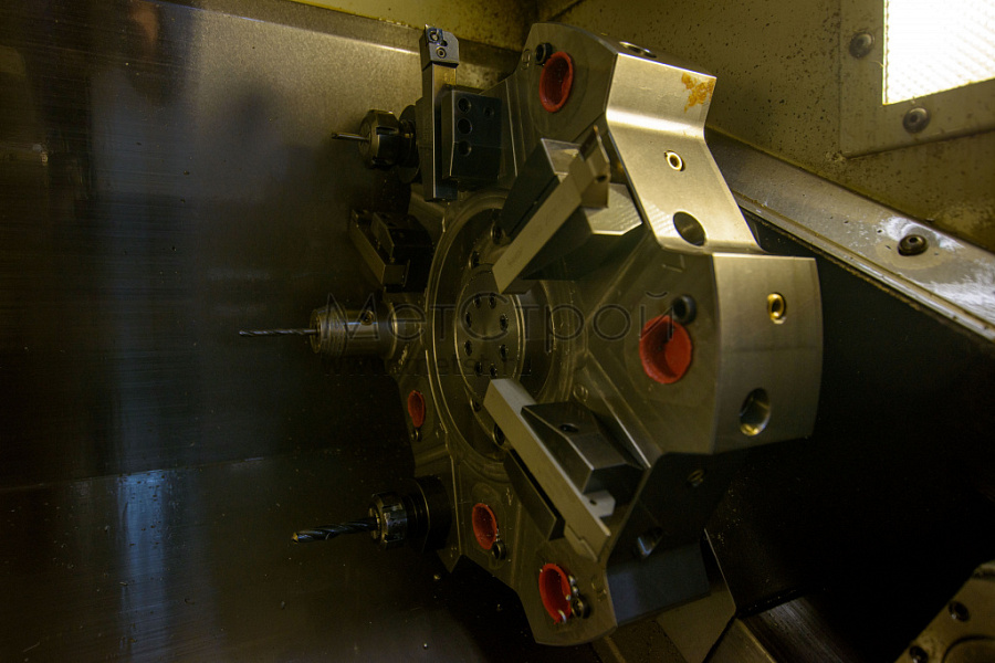 Токарно-револьверный обабатывающий центр для токарной обработки металла. 12 инструментальных гнезд. Haas.