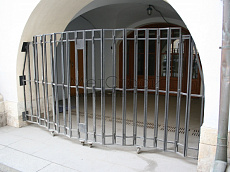 Раздвижные ворота из квадратной профильной 
трубы с порошковым покрытием цвета RAL 9005 
черный муар (матовый)