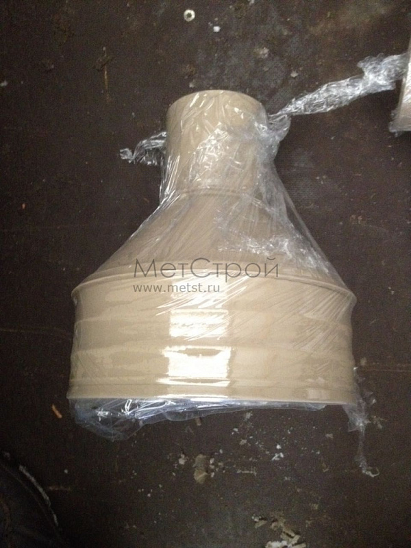 Доставка водосборной воронки из оцинкованной стали с покрытием цвета RAL 1015 светлая слоновая кость в упаковке