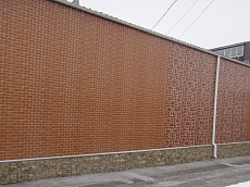 Забор из профнастила с покрытием Printech двух 
видов - Rustic Brick красный кирпич и Red Brick жженый 
кирпич