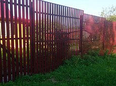 Забор из евроштакетника цвета RAL 3005