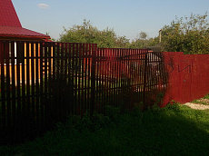 Забор из евроштакетника вишневого цвета RAL 3005
