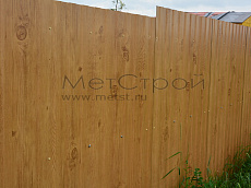Забор из профнастила с покрытием Printech Log 
D, имитирующим светлое дерево